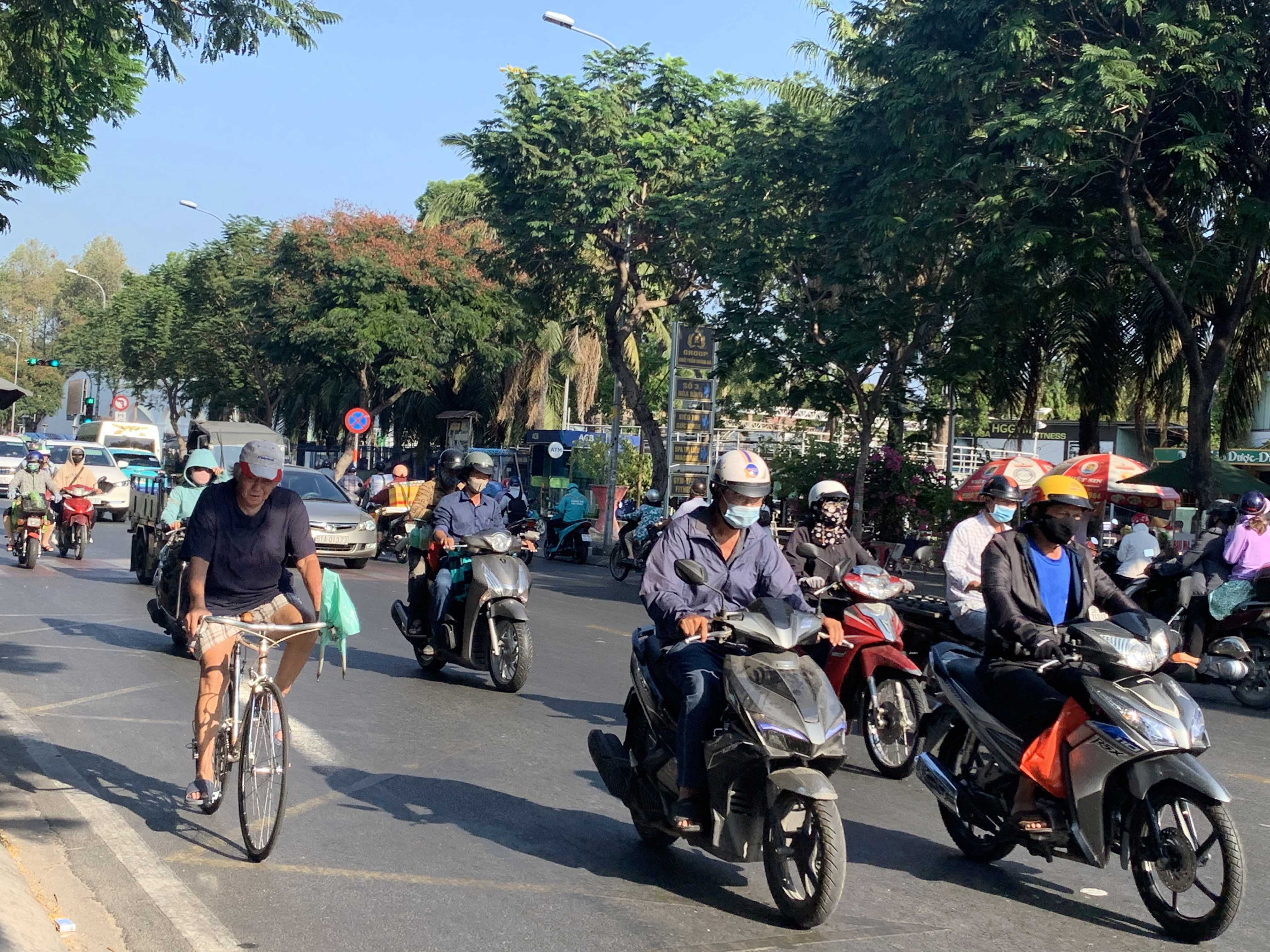Nắng nóng khiến người dân vô cùng mệt mỏi mỗi khi ra đường, do đó ai cũng mong muốn các tuyến đường đều có cây xanh phủ bóng mát để giảm nhiệt và có thể dừng chân nghỉ ngơi chốc lát nhằm tránh bị sốc nhiệt.