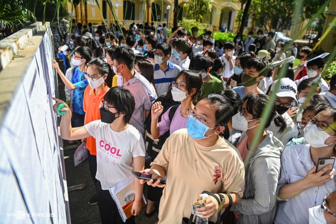 Học sinh xem phòng thi, số báo danh tại trường THPT Chu Văn An, Hà Nội, trong kỳ thi vào lớp 10 công lập, tháng 6/2022. Ảnh:&nbsp;Giang Huy