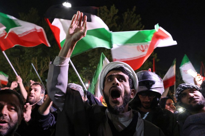 Người biểu tình Iran tập trung tại một khu vực ở Tehran ngày 14/4 sau khi nước này tấn công đáp trả Israel. Ảnh:&nbsp;AFP