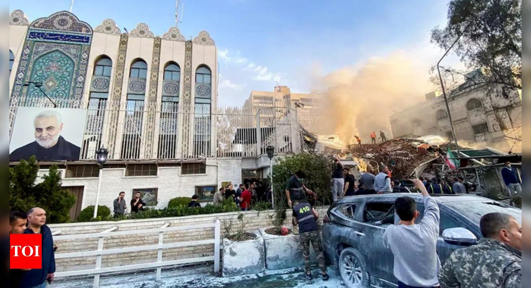 Khu lãnh sự&nbsp;quán Iran ở thủ đô Damascus của Syria bị tấn công ngày 1/4. Ảnh: Times of India