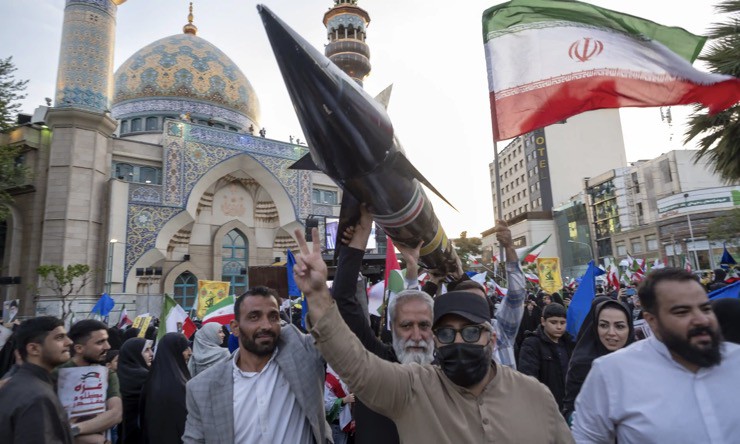 Người Iran ăn mừng cuộc tấn công chưa từng có nhằm vào Israel.