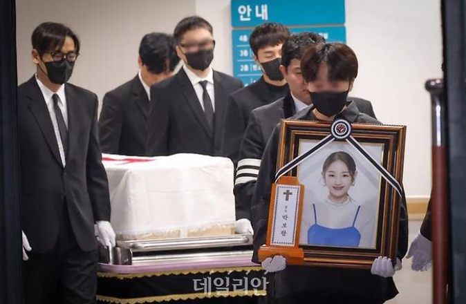 Lễ tang đẫm nước mắt của Park Boram