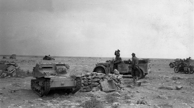 Thống chế Đức&nbsp;Erwin Rommel thị sát tình hình ở tiền tuyến bên cạnh xác xe tăng đồng minh.