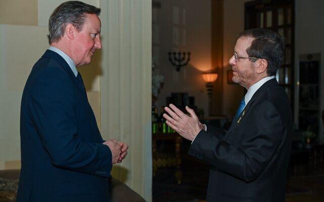 Ngoại trưởng Anh David Cameron (bên trái) gặp Tổng thống Israel (ảnh: Reuters)