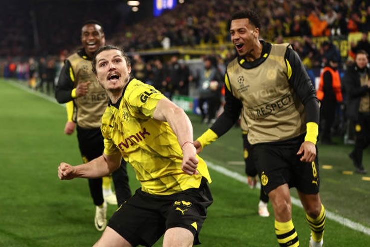 Sabitzer ăn mừng sau bàn thắng ấn định chiến thắng đầy cảm xúc của Dortmund