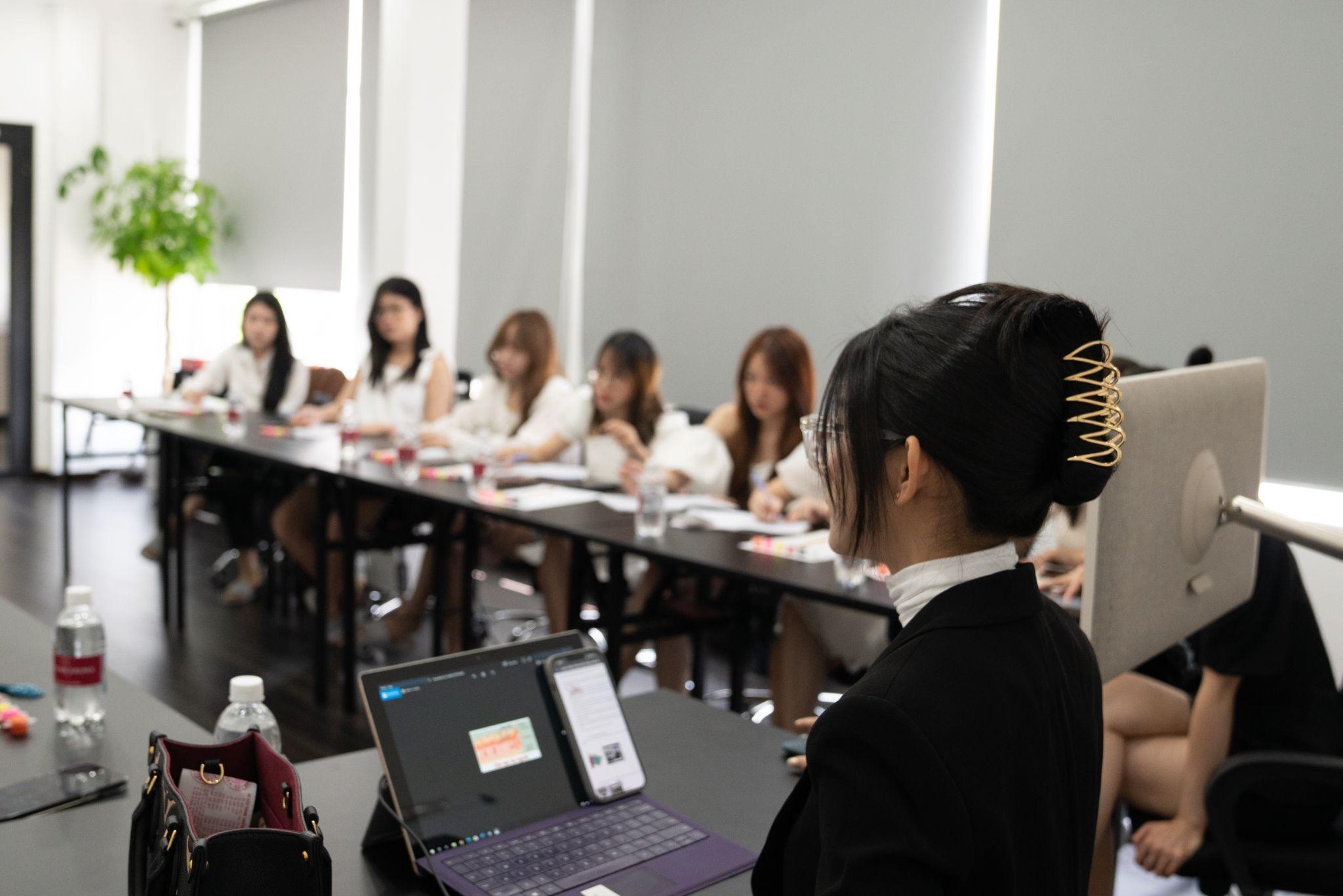 Thư Đan Nguyễn gây ấn tượng khi đạt được thành công cả trong lĩnh vực sáng tạo nội dung và kinh doanh.