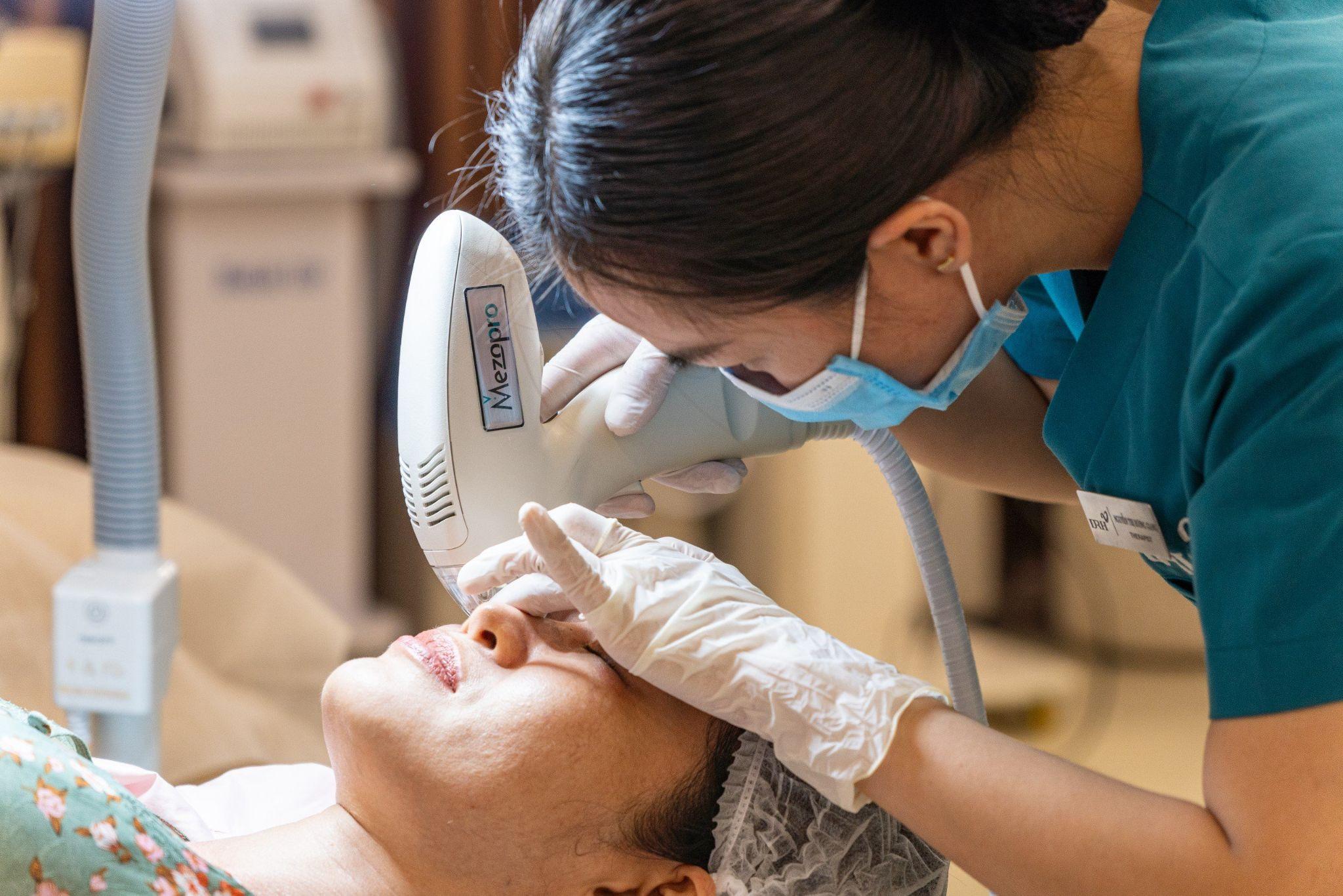 Bệnh nhân trải nghiệm Mezopro tại Ngày hội Da Đẹp Không Tuổi