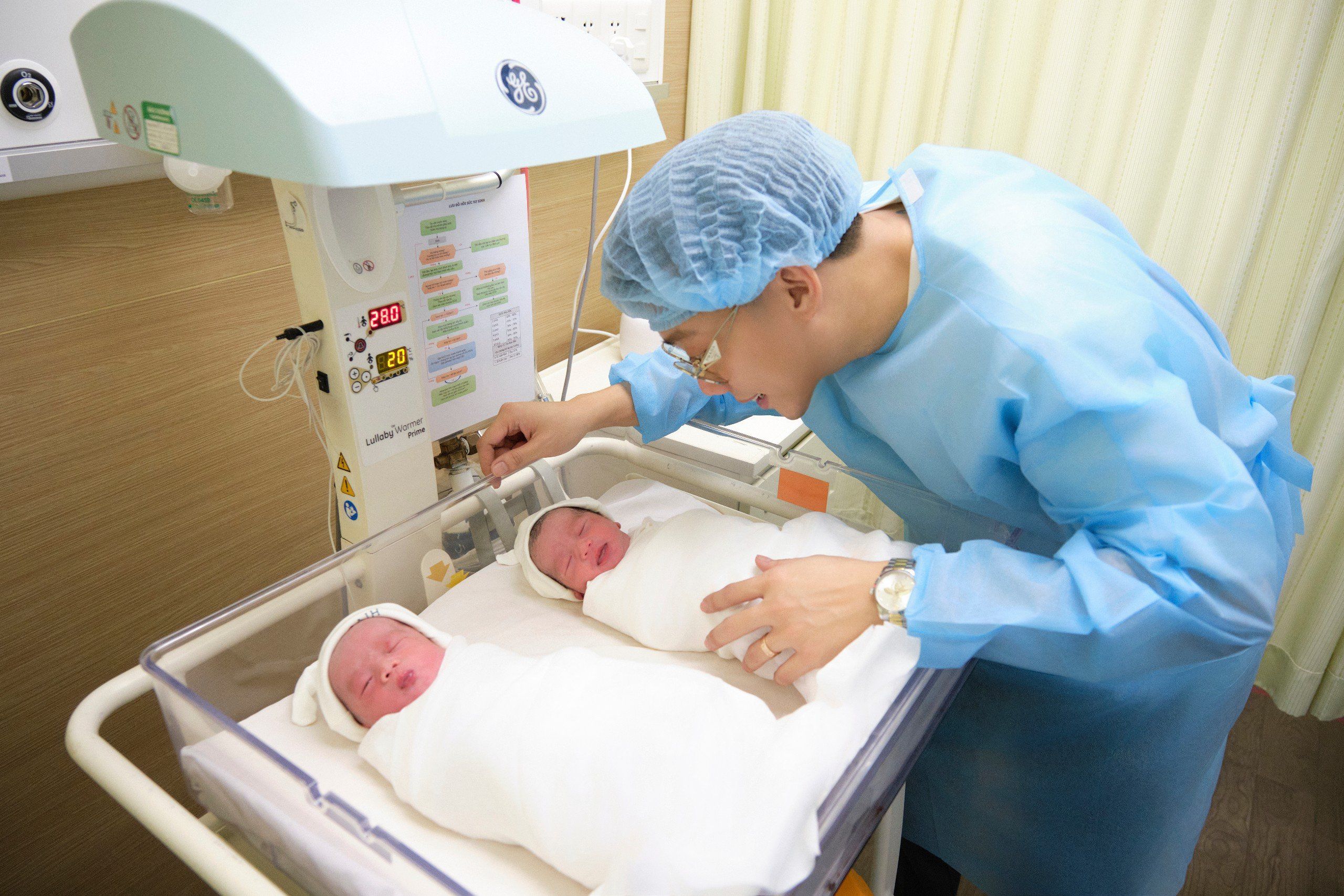 Nam diễn viên hồi hộp khi nhìn thấy hai con.