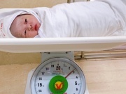Sức khỏe đời sống - Em bé chào đời với dây rốn quấn cổ 5 vòng