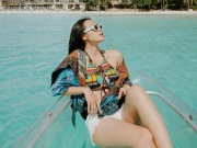 "Nàng thơ của Lý Hải" đi biển diện đồ bó khoe đường cong