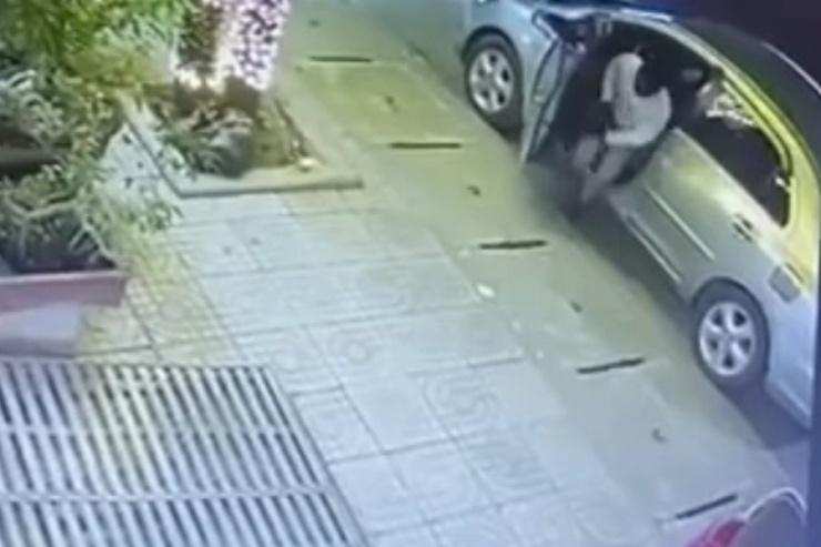 Người đàn ông đi xe hơi vào tiệm vàng cướp tài sản. Ảnh cắt từ video.