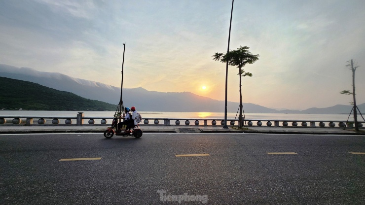 Đường Nguyễn Văn hiện là một trong những tuyến phố có cảnh quan đẹp của thị trấn Lăng Cô nói riêng và của TT-Huế. Tuyến đường chạy dọc theo danh thắng đầm Lập An thuộc thành phần của vịnh đẹp thế giới Lăng Cô với phong cảnh sông nước, đầm phá, núi non hữu tình, nên thơ, riêng có.
