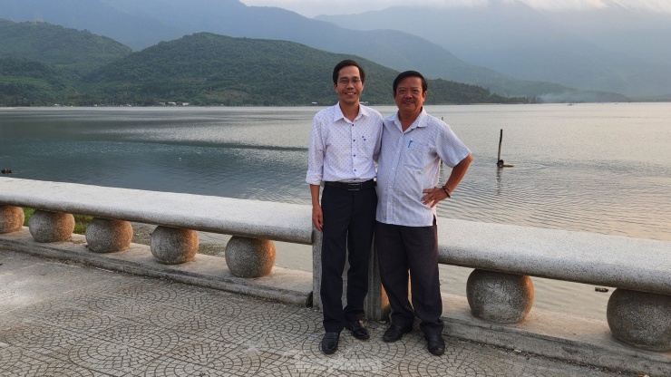 Chụp hình lưu niệm trên đường Nguyễn Văn ven đầm Lập An.