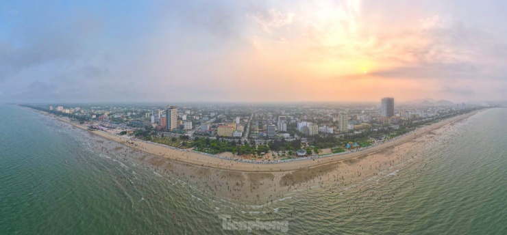 Chiều 18/4, bãi biển Cửa Lò (thị xã Cửa Lò, tỉnh Nghệ An) chật kín du khách. Đây là ngày bãi biển này đón du khách đông nhất kể từ đầu năm 2024.