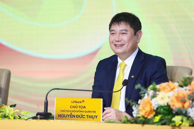 Ông Nguyễn Đức Thụy, Chủ tịch HĐQT LPBank, chủ trì họp đại hội cổ đông chiều 17-4