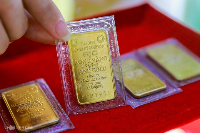 Người dân mua vàng miếng SJC tại tiệm vàng ở quận Bình Thạnh. Ành: Quỳnh Trần