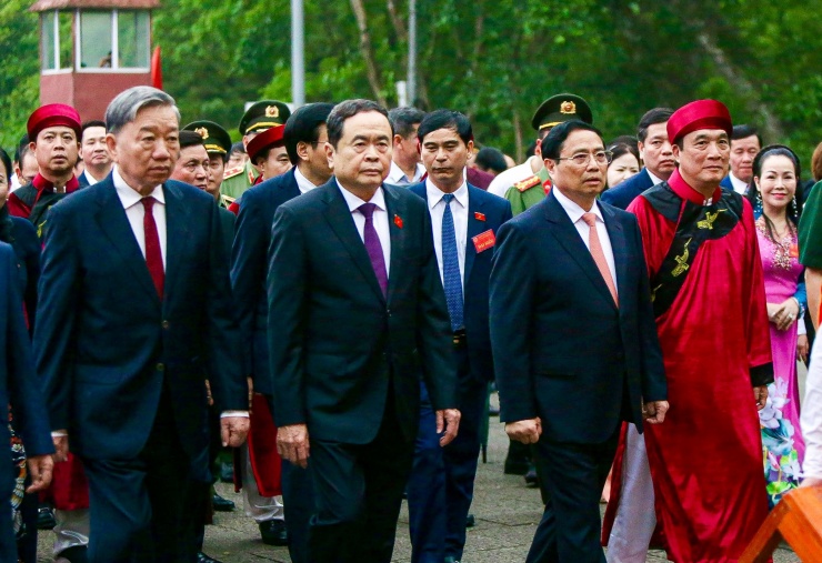 Đoàn đại biểu lãnh đạo Ðảng, Nhà nước, các cơ quan Trung ương, các địa phương; lãnh đạo tỉnh Phú Thọ, các sở, ngành, đoàn thể, huyện, thành, thị và nhân dân về dự Lễ dâng hương