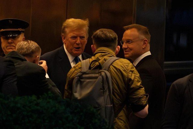 Cựu Tổng thống Mỹ Donald Trump tiếp đón Tổng thống Ba Lan Andrzej Duda tại Tháp Trump ở TP New York - Mỹ ngày 17-4. Ảnh: Reuters