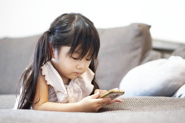Dùng điện thoại quá nhiều có thể khiến trẻ mắc nhiều vấn đề về tâm lý. Ảnh minh hoạ