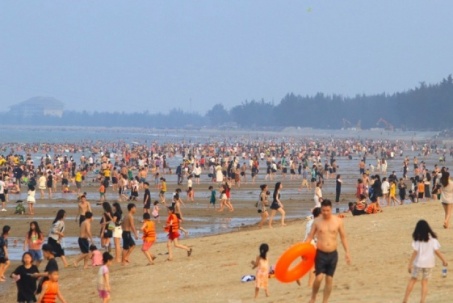 Hàng vạn du khách đổ về Cửa Lò tắm biển trong ngày giỗ Tổ Hùng Vương
