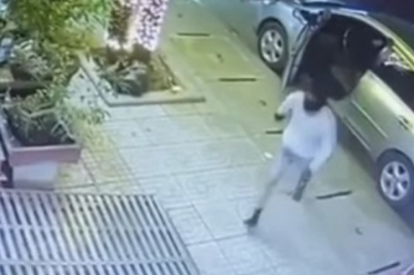 Camera ghi cảnh kẻ cướp đi ô tô bịt mặt lao vào cướp tiệm vàng trong đêm