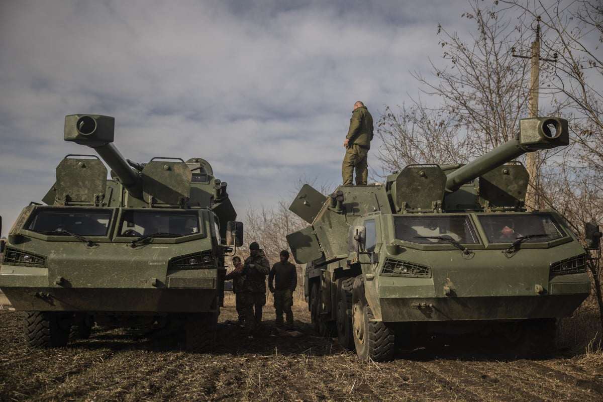 Binh sĩ Ukraine chuẩn bị nã pháo ở vùng Donetsk (ảnh: CNN)