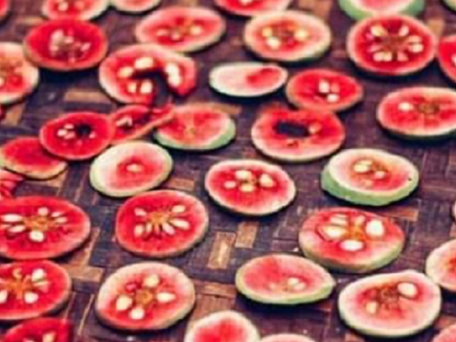 Thứ quả chua “xanh vỏ đỏ lòng“ xưa rụng đầy gốc, nay 300.000 đồng dân phố thích mê