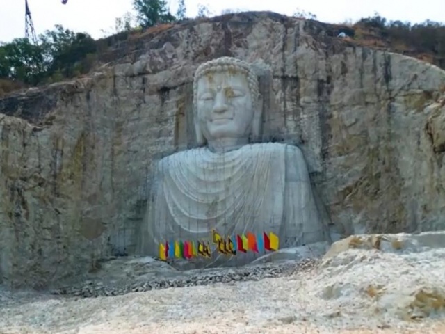 Kinh ngạc tượng Phật khổng lồ trên vách núi ở An Giang