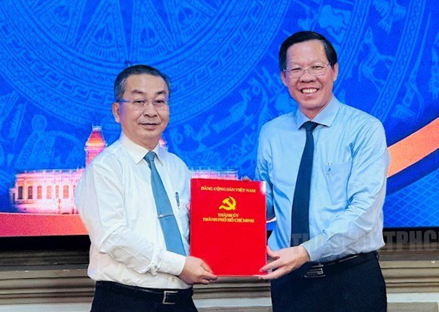 Chủ tịch UBND TPHCM Phan Văn Mãi (bên phải) trao quyết định cho ông Võ Ngọc Quốc Thuận. Ảnh: Thành ủy TPHCM.