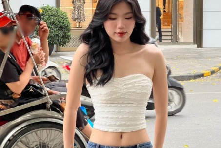 Danh tính cô gái mặc khoe body trên đường phố Hà Nội khiến nhiều người phải ngoái nhìn