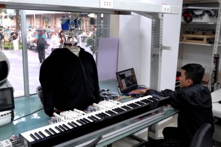 Sinh viên chế tạo robot chơi đàn piano
