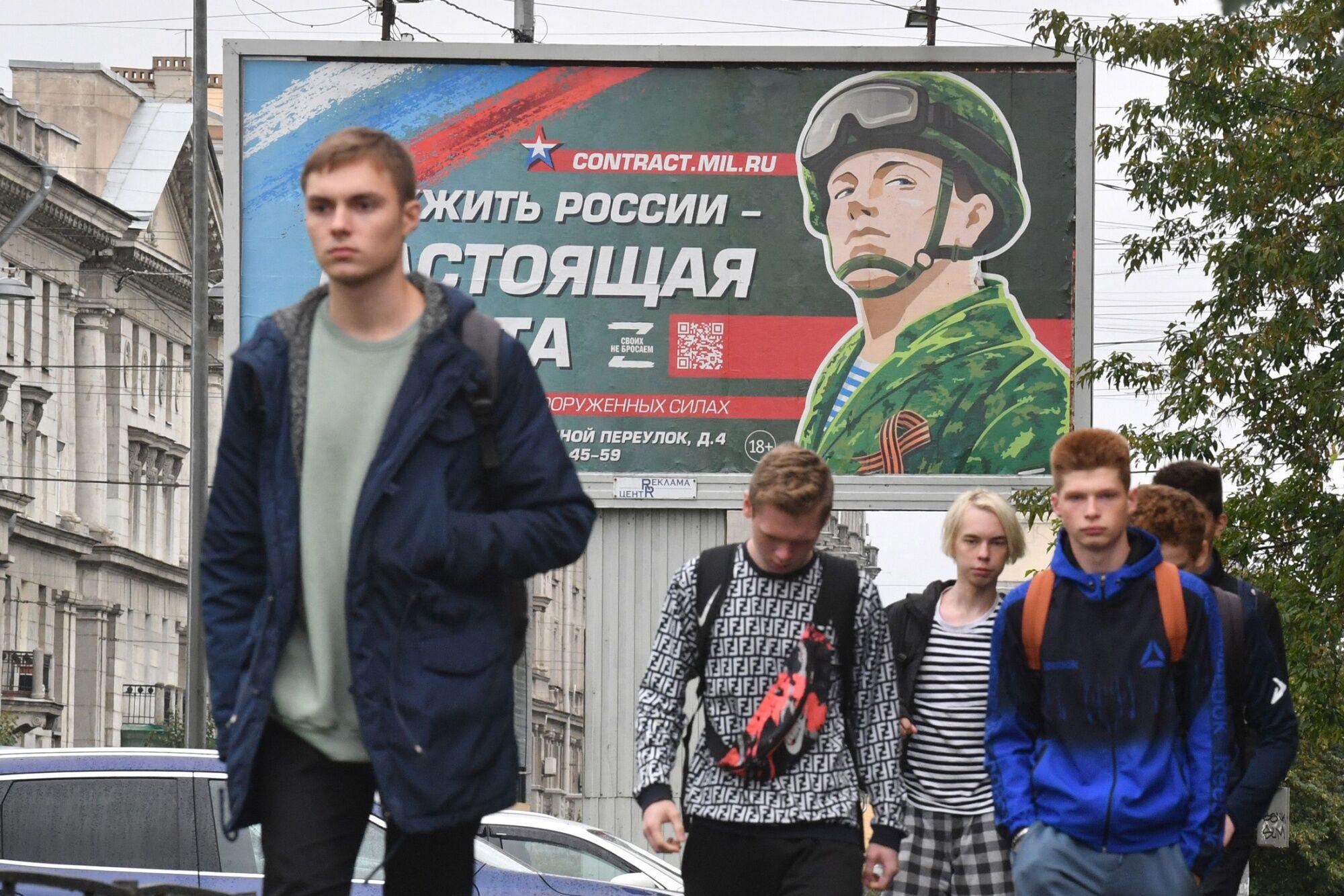 Một tấm áp phích khuyến khích người dân tình nguyện nhập ngũ được treo ở thành phố St. Petersburg của Nga.