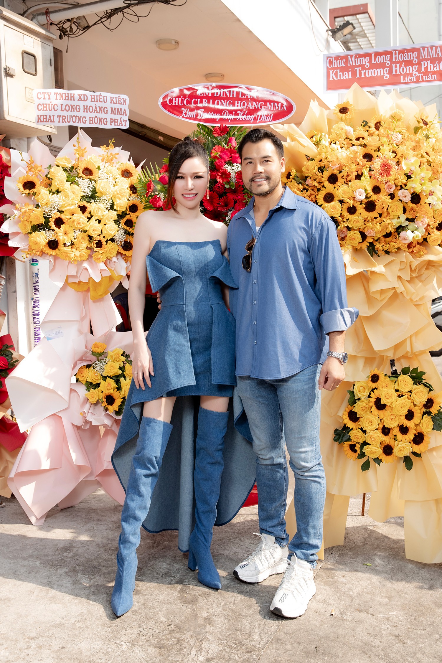 Hoa hậu Bùi Thị Hà cùng ông xã, võ sư doanh nhân Phan Chí Bửu trong ngày khai trương.