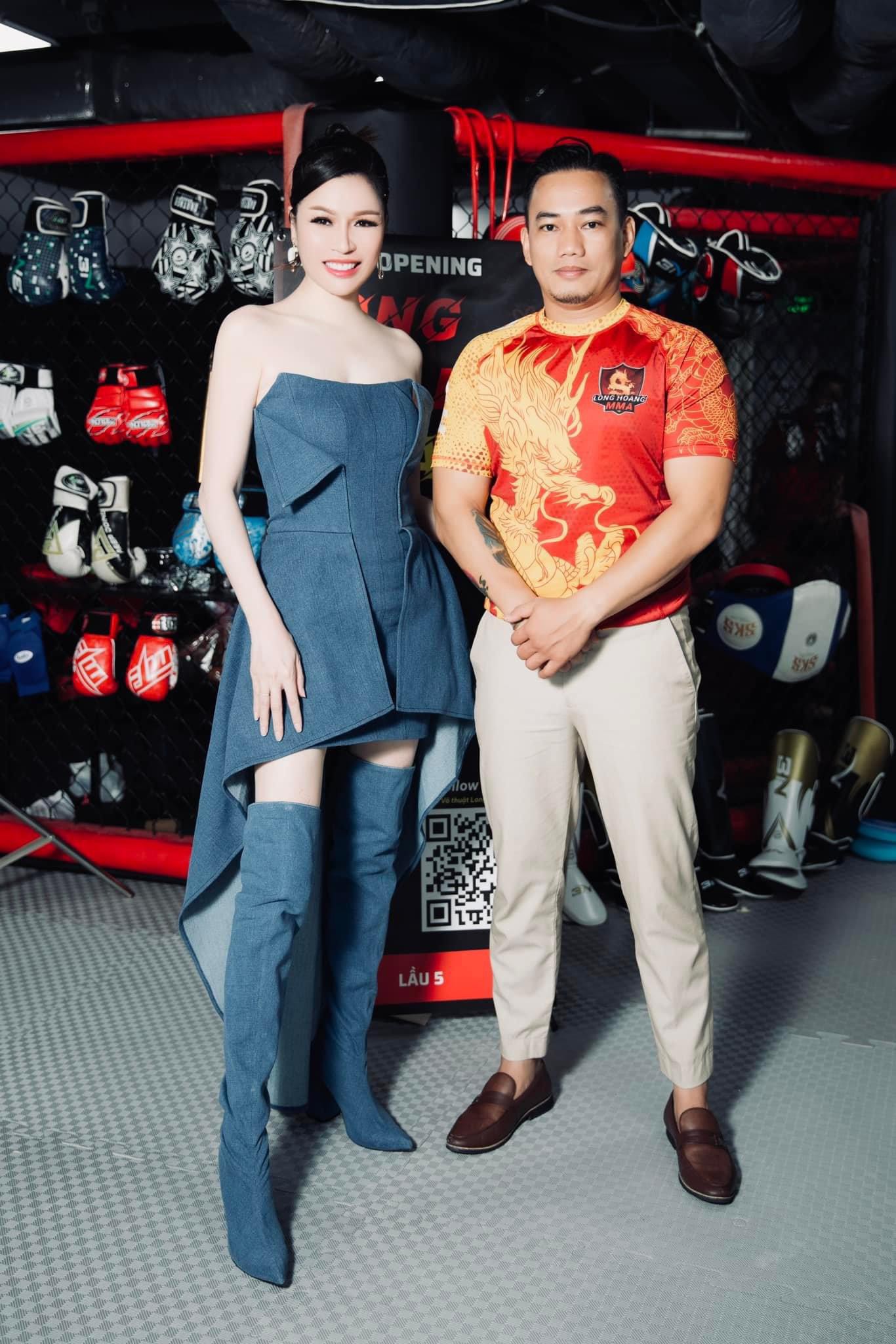 Hoa hậu Bùi Thị Hà cùng HLV: Nguyễn Thanh Tân (Biệt danh là Lão Tôn) của MMA Long Hoàng.