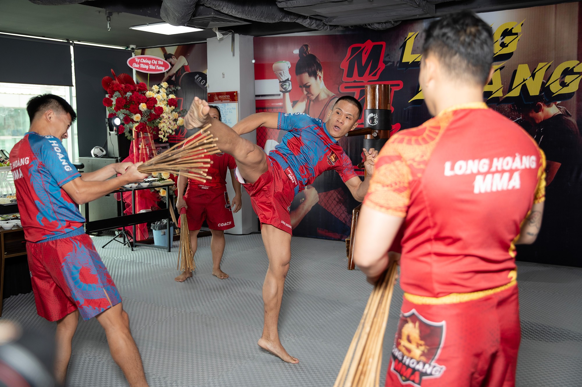 Hoa hậu Bùi Thi Hà cùng "Chú bảo vệ" tập đoàn Long Hoàng ra mắt Võ đường - 5