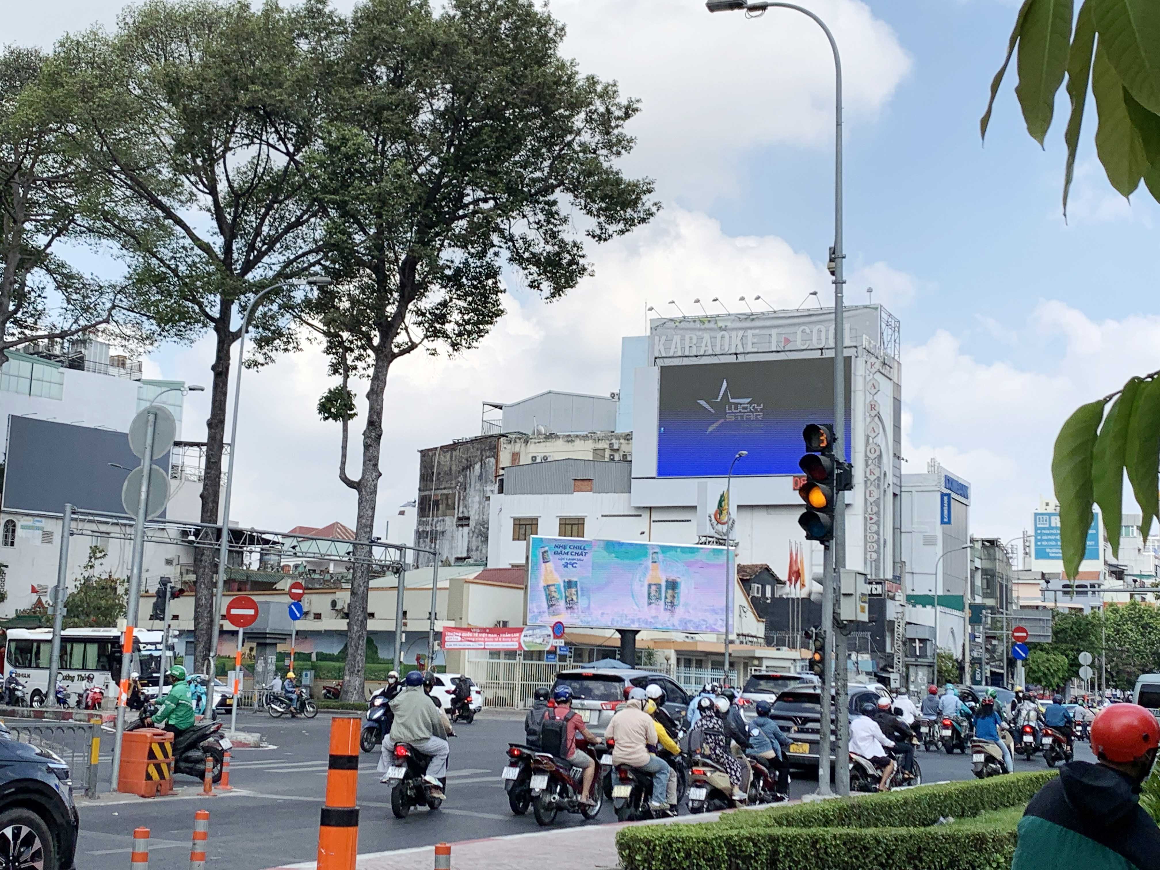 Sắp tới, những cây dầu ngay góc đường Nguyễn Thị Minh Khai – Cách Mạng Tháng Tám chỉ còn là dĩ vãng.