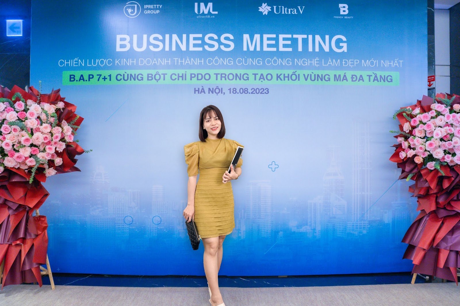 Bác sĩ Huế Anh trong buổi tham dự hội thảo khoa học “Chiến lược kinh doanh thành công cùng công nghệ làm đẹp mới nhất – B.A.P 7+1 cùng bột chỉ PDO trong tạo khối má đa tầng” do Ipretty Group tổ chức