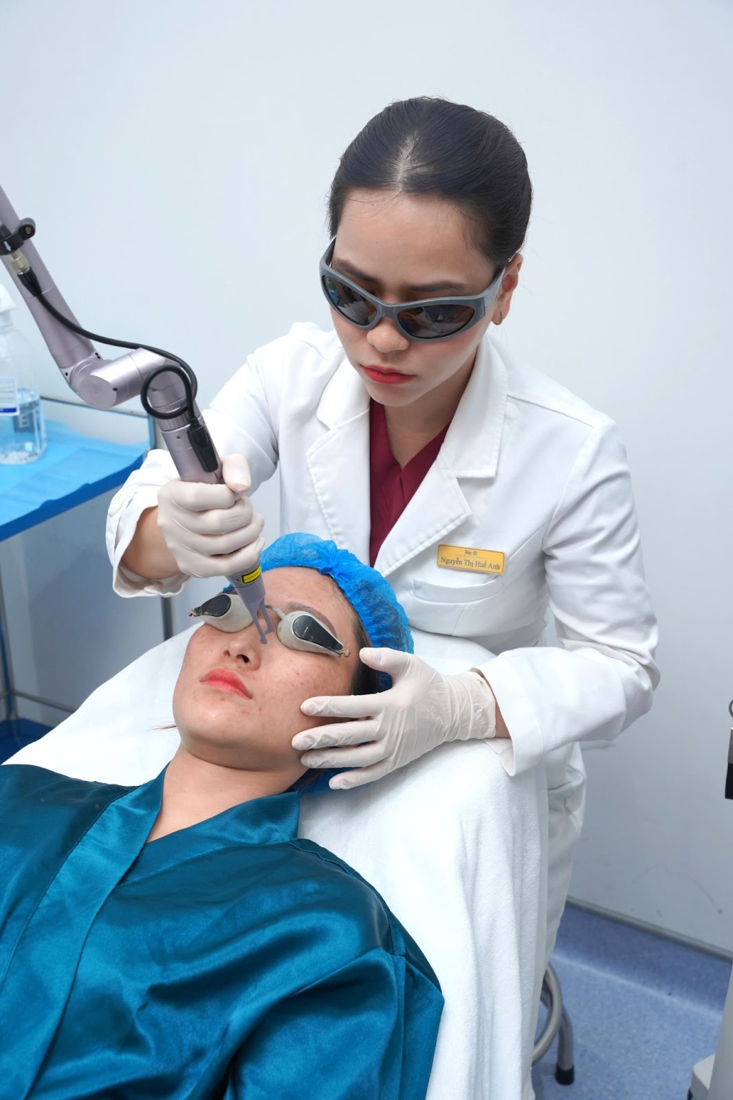 Bác sĩ Huế Anh đang ứng dụng công nghệ laser YAG - máy công nghệ trị nám hàng đầu thế giới để điều trị cho khách hàng