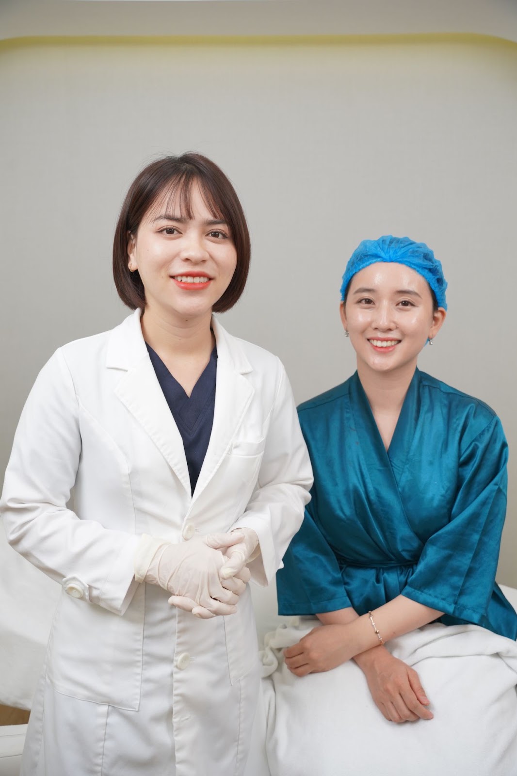 Chân dung bác sĩ thẩm mỹ nội khoa Nguyễn Thị Huế Anh check in cùng khách hàng sau khi thực hiện liệu trình làm đẹp da