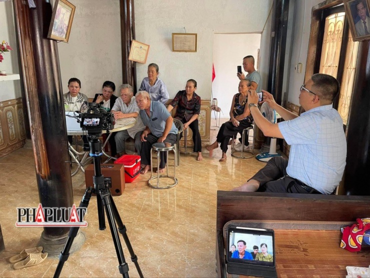 Ông Dụ (áo sơ mi sọc - thứ 3 từ trái sang) cùng gia đình xúc động gặp lại người con trai sau 43 năm thất lạc qua ứng dụng gọi video. Ảnh: Trần Thanh Cương