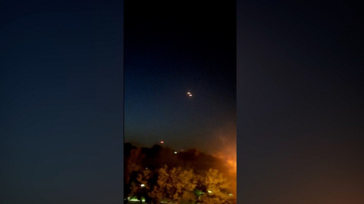 Đốm sáng được cho là hỏa lực từ Israel tấn công Iran. Ảnh: IRGC