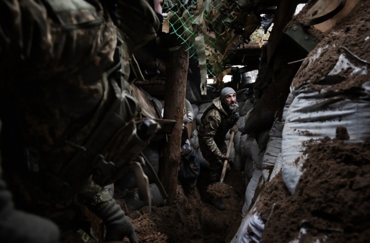 Những người lính nước ngoài tại cứ điểm này không ngừng củng cố chiến hào. Ảnh: THE NEW YORK TIMES