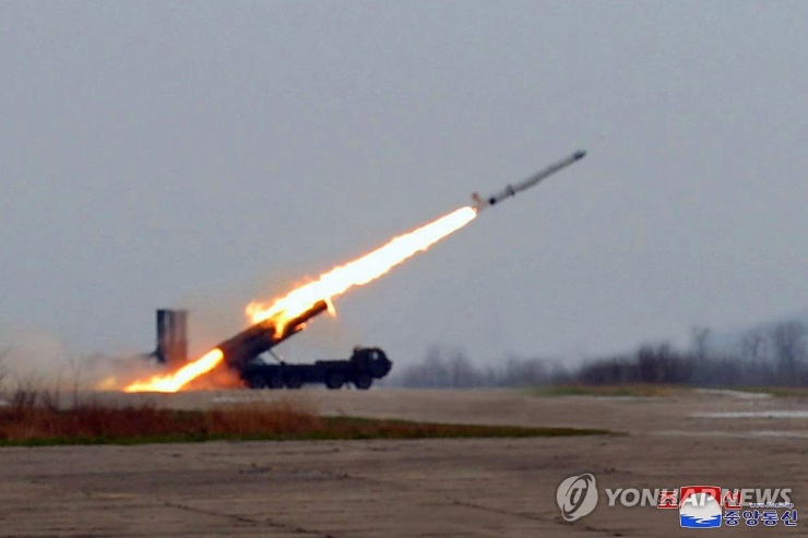 Triều Tiên tiến hành vụ thử "đầu đạn siêu lớn" cho tên lửa hành trình chiến lược và thử tên lửa phòng không mới ở Hoàng Hải vào ngày 19-4. Ảnh: Yonhap