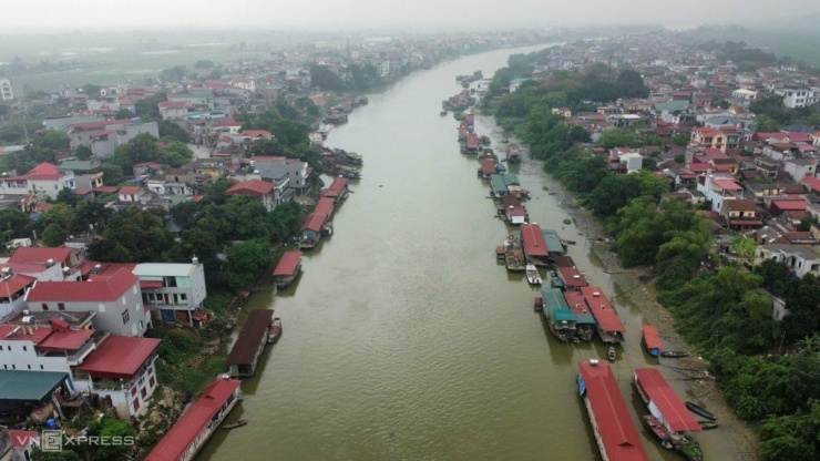 Hai bờ sông Cầu đoạn giáp ranh giữa Bắc Giang và Bắc Ninh nhiều năm qua trở thành nơi sinh sống của 186 hộ dân với trên 700 nhân khẩu của thôn Nguyệt Đức.