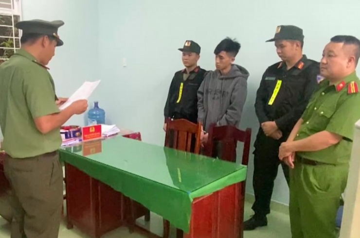  Cơ quan ANĐT Công an  tỉnh Quảng Ngãi thực hiện lệnh bắt tạm giam đối với Nguyễn Tiến Mạnh.  