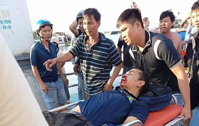 Một nạn nhân được người dân đưa đi cấp cứu. Ảnh: Người dân cung cấp