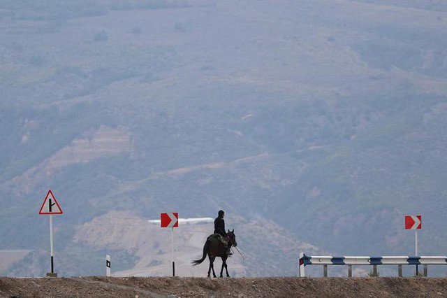 Một người đàn ông cưỡi ngựa gần biên giới Armenia-Azerbaijan bên ngoài làng Kornidzor - Armenia. Ảnh: Reuters