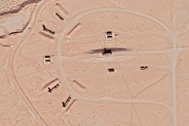 Hình ảnh cho thấy cuộc tấn công chính xác vào Căn cứ Không quân Shekari số 8 đã làm hư hỏng hoặc phá hủy đài radar được sử dụng trong hệ thống phòng không S-300. Ảnh: Google Earth