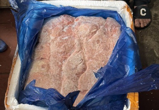 Cận cảnh số nầm lợn đông lạnh được lực lượng chức năng phát hiện tại chợ Tam Hiệp (Thanh Trì, Hà Nội).