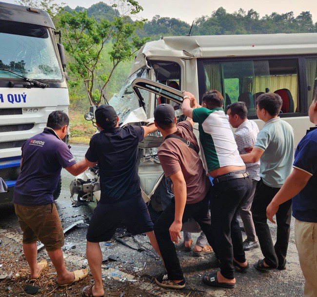 Hình ảnh vụ va chạm giữa xe bồn và xe khách ở Điện Biên khiến 9 người bị thương- Ảnh 2.